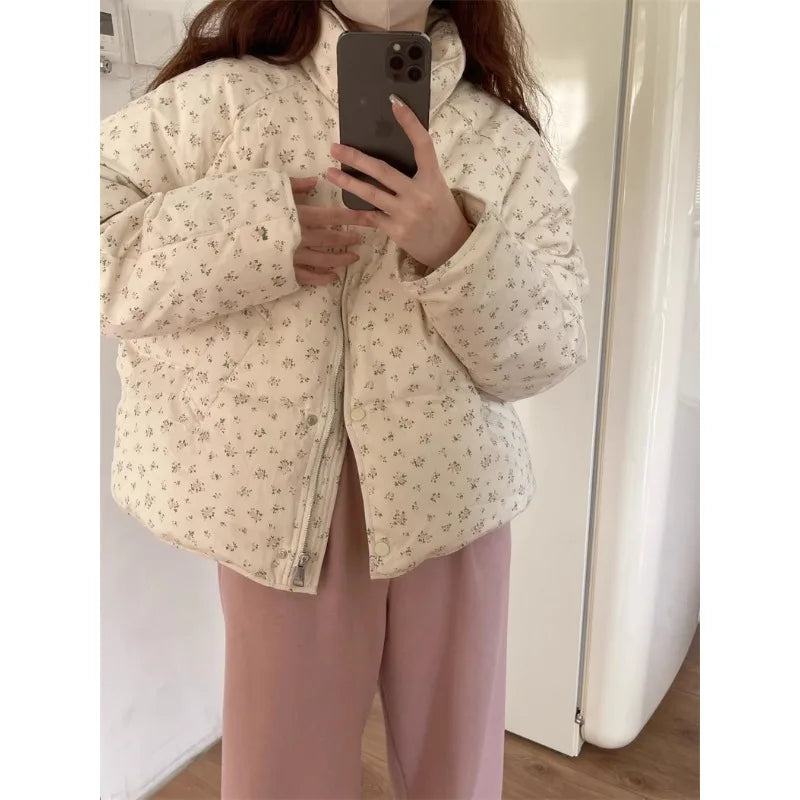 New Winter Fashion for Women in Down Cotton-padded Jackets. Small Floral Prints Is Fresh and Sweet, and It Has A Stand-up Collar