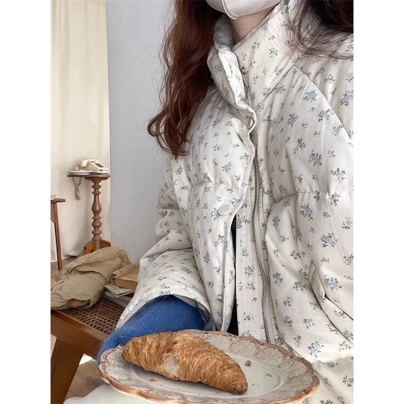 New Winter Fashion for Women in Down Cotton-padded Jackets. Small Floral Prints Is Fresh and Sweet, and It Has A Stand-up Collar