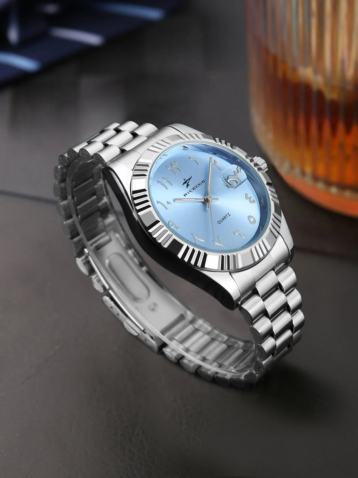 Men's business wristwatch, made of durable stainless steel, with a silver alloy case and classic Arabic numeral design, a durable and stylish timepiece