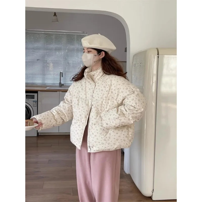New Winter Fashion for Women in Down Cotton-padded Jackets. Small Floral Prints Is Fresh and Sweet, and It Has A Stand-up Collar