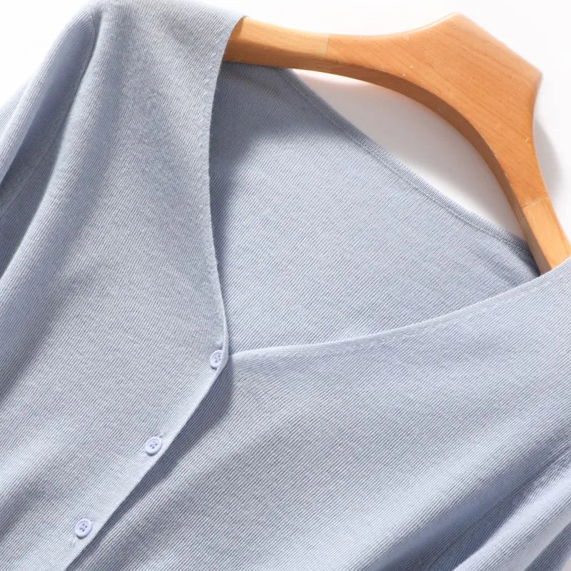 Wearable in All Seasons, 100% Superfine Worsted Wool Knitwear for Women, V Neck Long-Sleeved Cardigan Jacket, Simple Commuter Thin Outerwear, Short Style