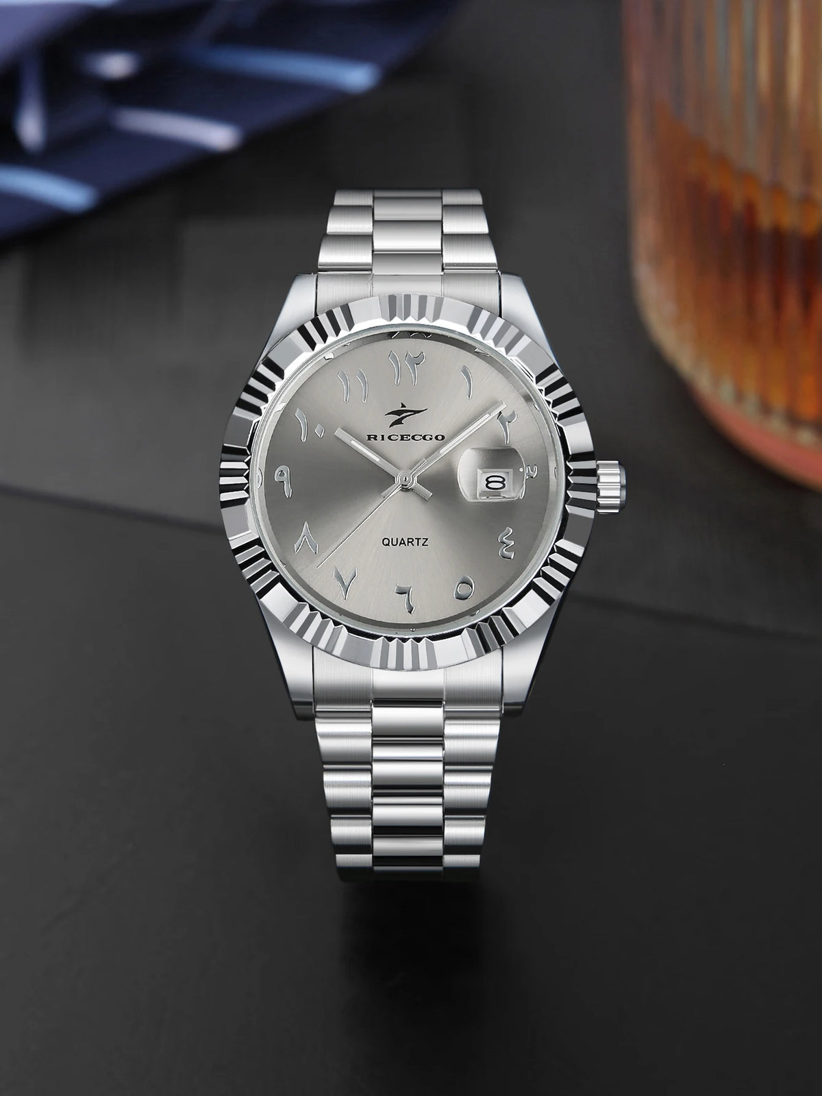 Men's business wristwatch, made of durable stainless steel, with a silver alloy case and classic Arabic numeral design, a durable and stylish timepiece