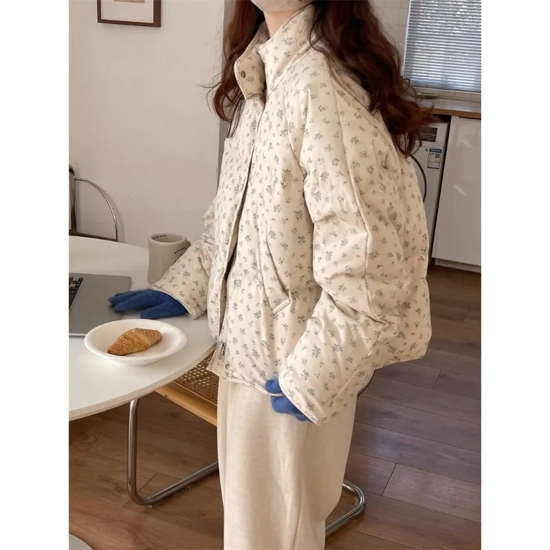 New Winter Fashion for Women in Down Cotton-padded Jackets. Small Floral Prints Is Fresh and Sweet, and It Has A Stand-up Collar