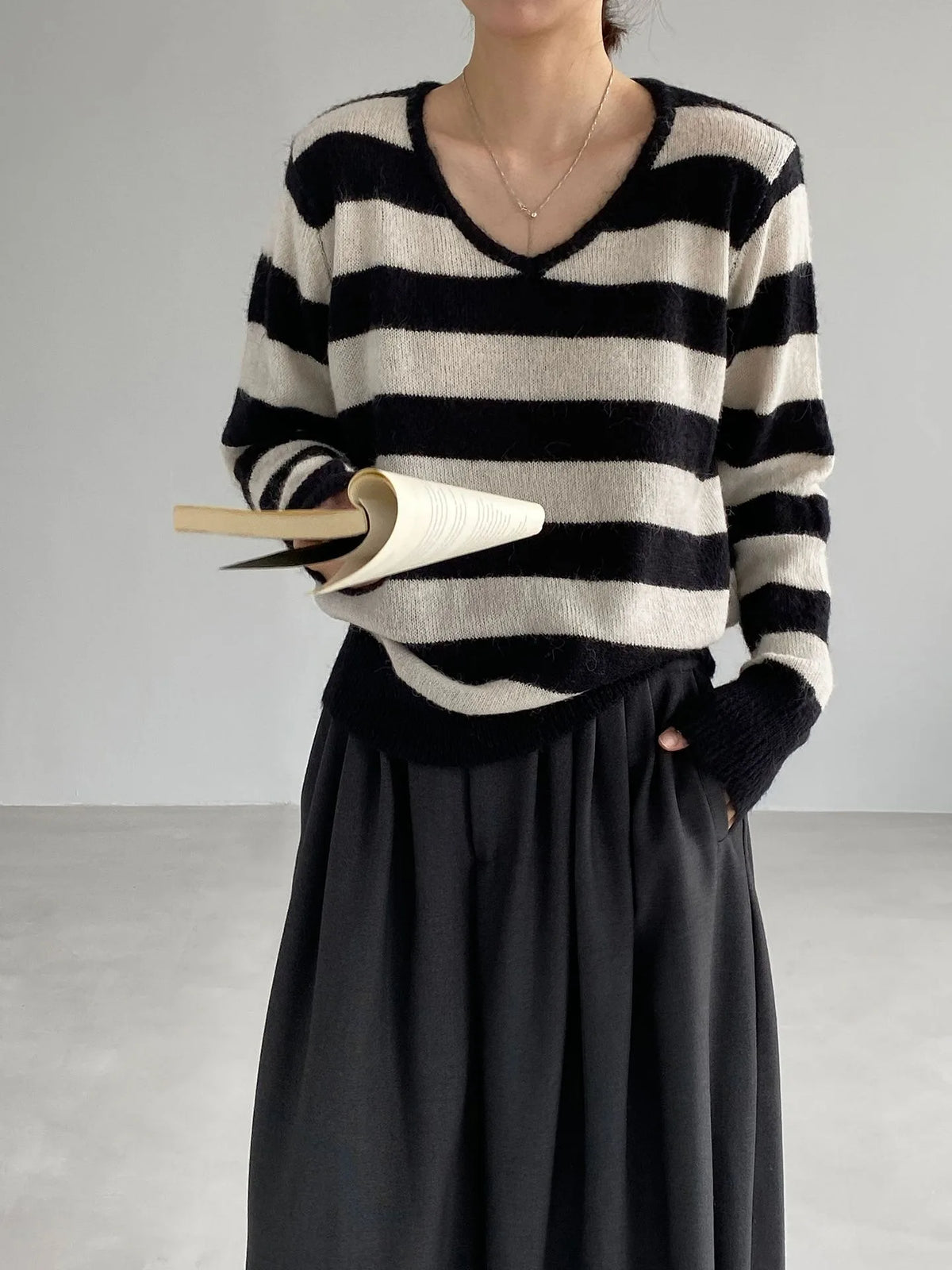 Unique Beautiful Striped Woolen Sweater Women's Loose Fit Comfortable Knitted V-Neck Warm Top Fashionable Vintage Style