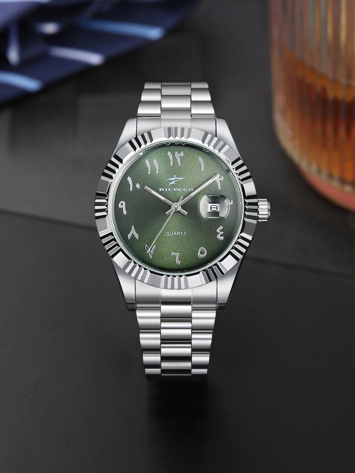 Men's business wristwatch, made of durable stainless steel, with a silver alloy case and classic Arabic numeral design, a durable and stylish timepiece