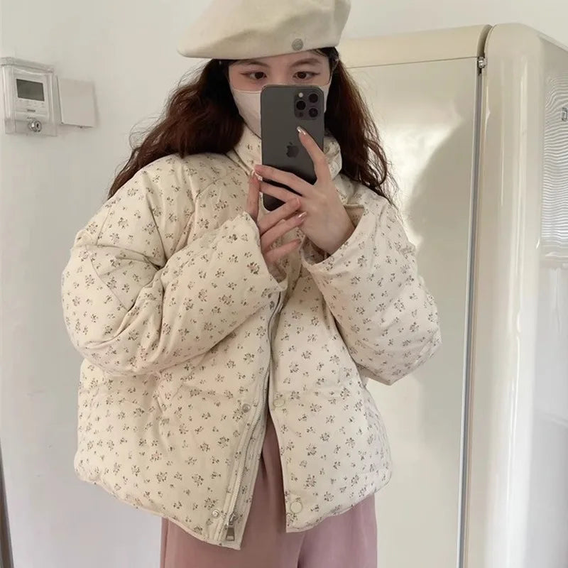 New Winter Fashion for Women in Down Cotton-padded Jackets. Small Floral Prints Is Fresh and Sweet, and It Has A Stand-up Collar