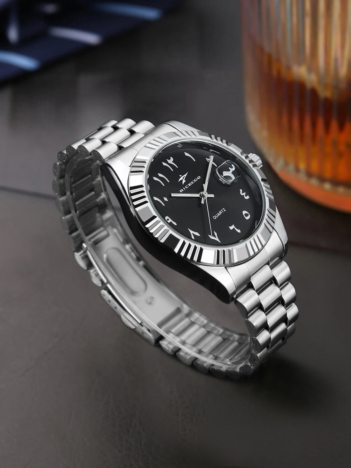 Men's business wristwatch, made of durable stainless steel, with a silver alloy case and classic Arabic numeral design, a durable and stylish timepiece